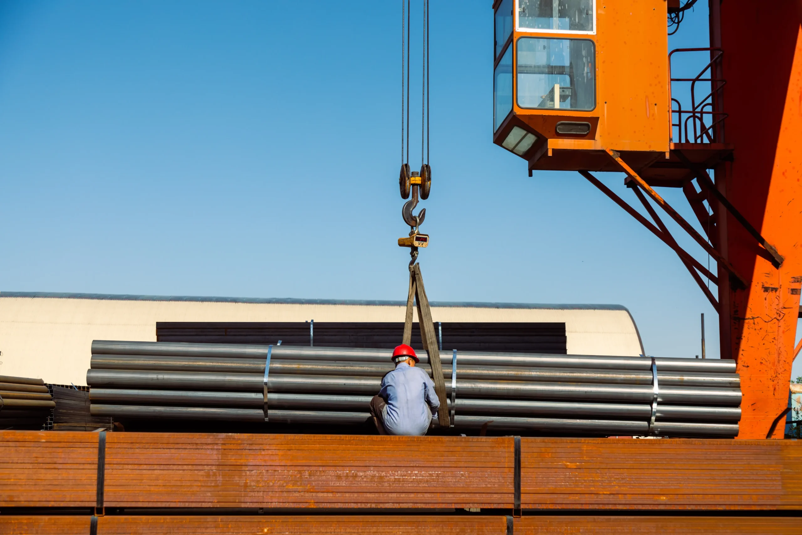 Professional rigging services on a construction site