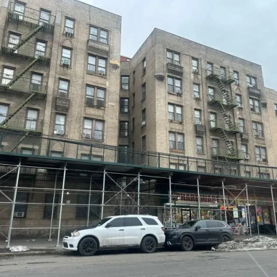 Side view of pipe scaffolding in Queens, offering support during building renovations